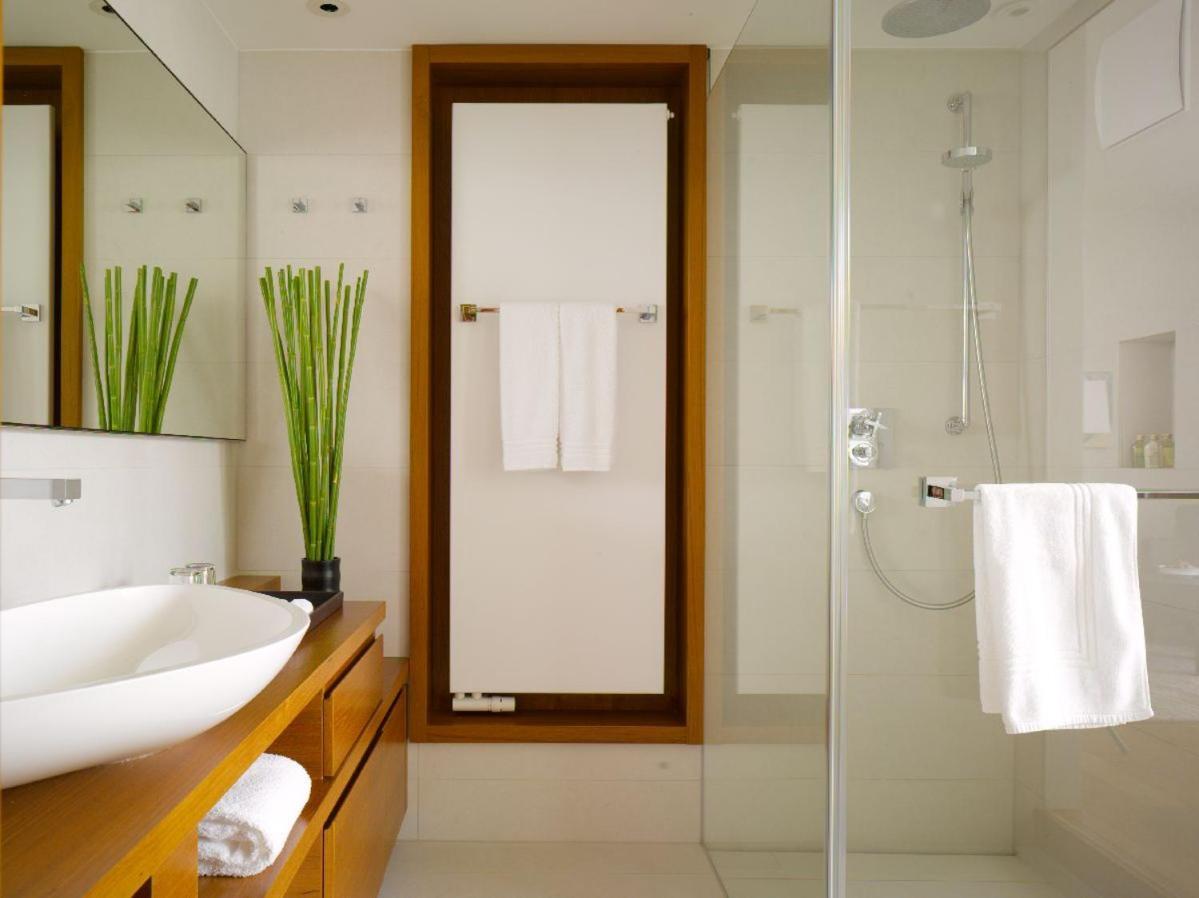 Riva - Das Hotel Am Bodensee Konstanz Exterior photo A modern bathroom