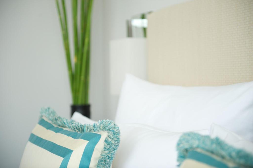 Riva - Das Hotel Am Bodensee Konstanz Room photo A throw pillow