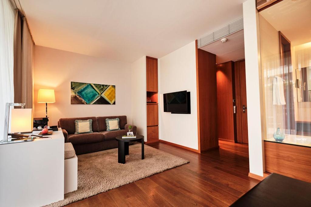 Riva - Das Hotel Am Bodensee Konstanz Exterior photo A living room in a typical hotel suite