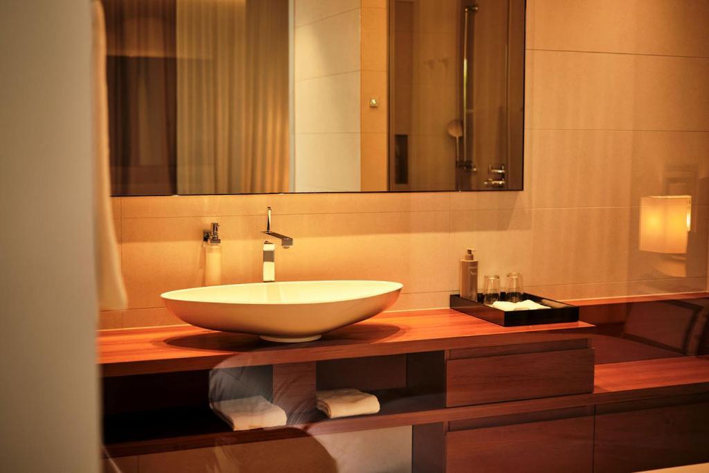 Riva - Das Hotel Am Bodensee Konstanz Exterior photo Bathroom