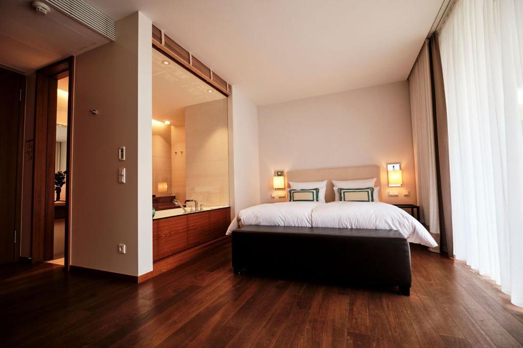 Riva - Das Hotel Am Bodensee Konstanz Exterior photo A bedroom with a sliding door
