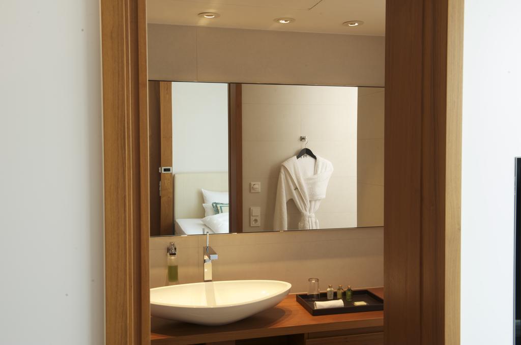 Riva - Das Hotel Am Bodensee Konstanz Exterior photo A bathroom in a hotel