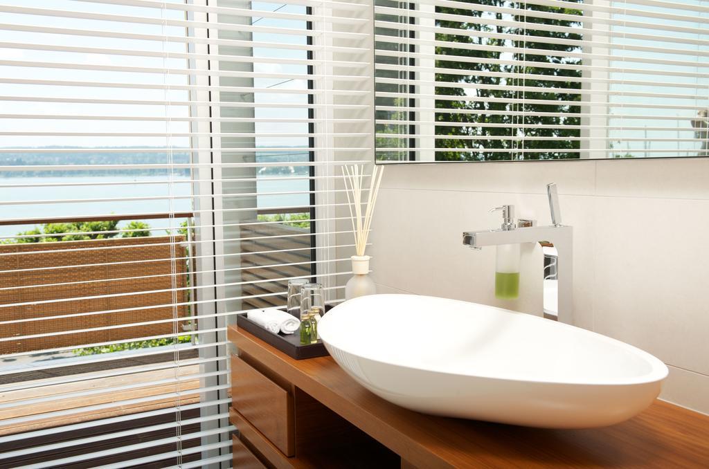 Riva - Das Hotel Am Bodensee Konstanz Exterior photo Venetian blinds
